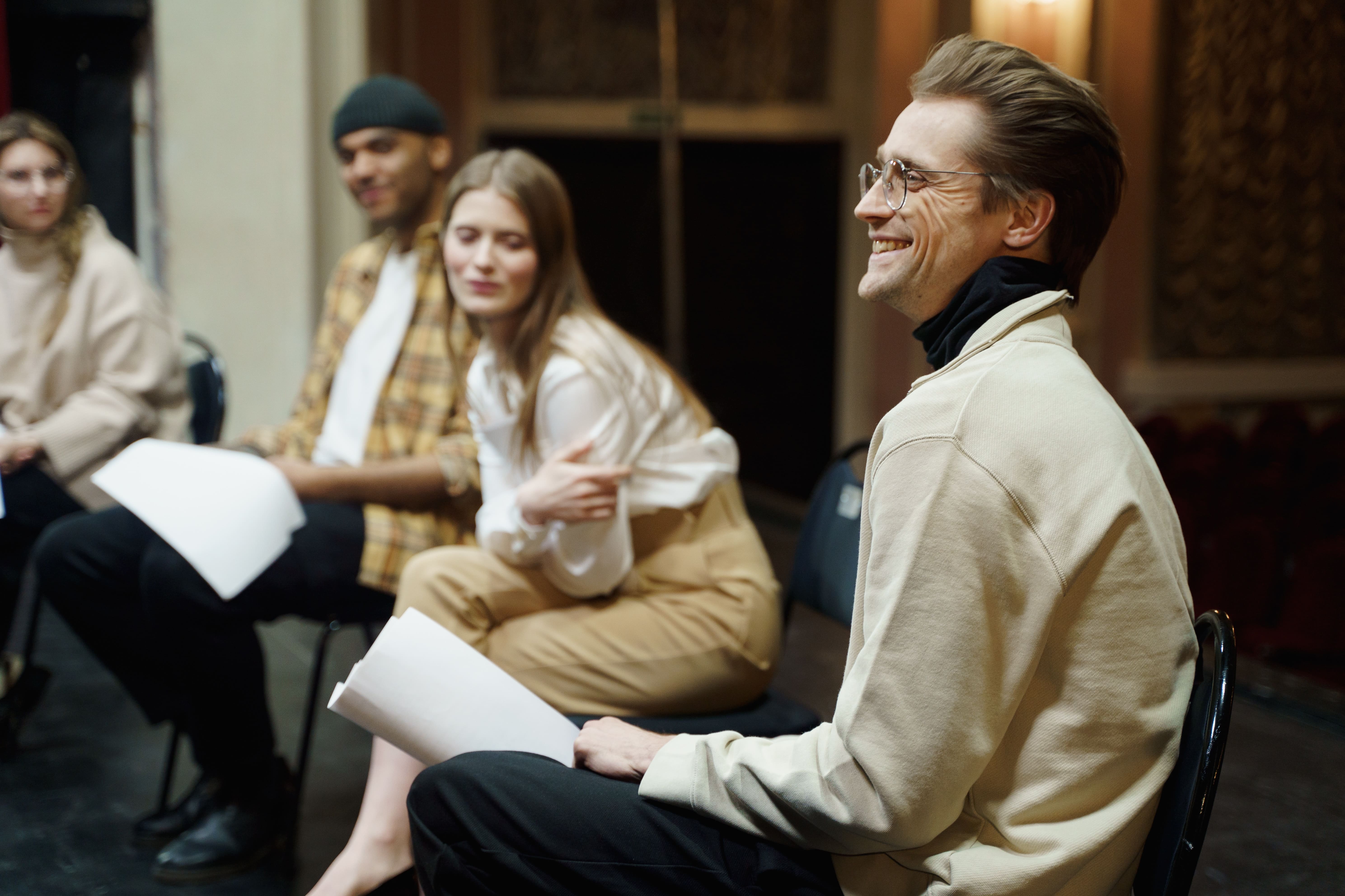 Χαρούμενος ηθοποιός κατά τη διάρκεια μαθήματος