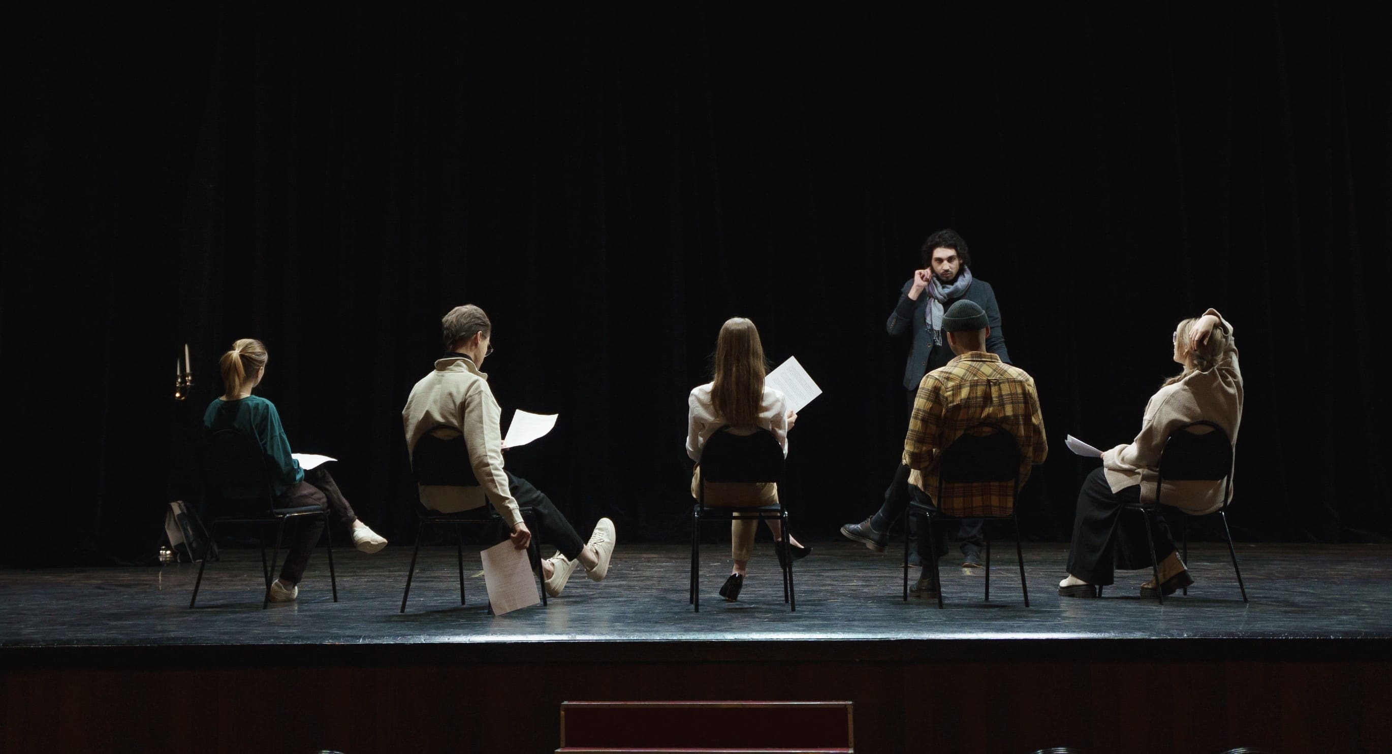 Ηθοποιοί παρακολουθούν τον δάσκαλό τους κατά τη διάρκεια μαθήματος