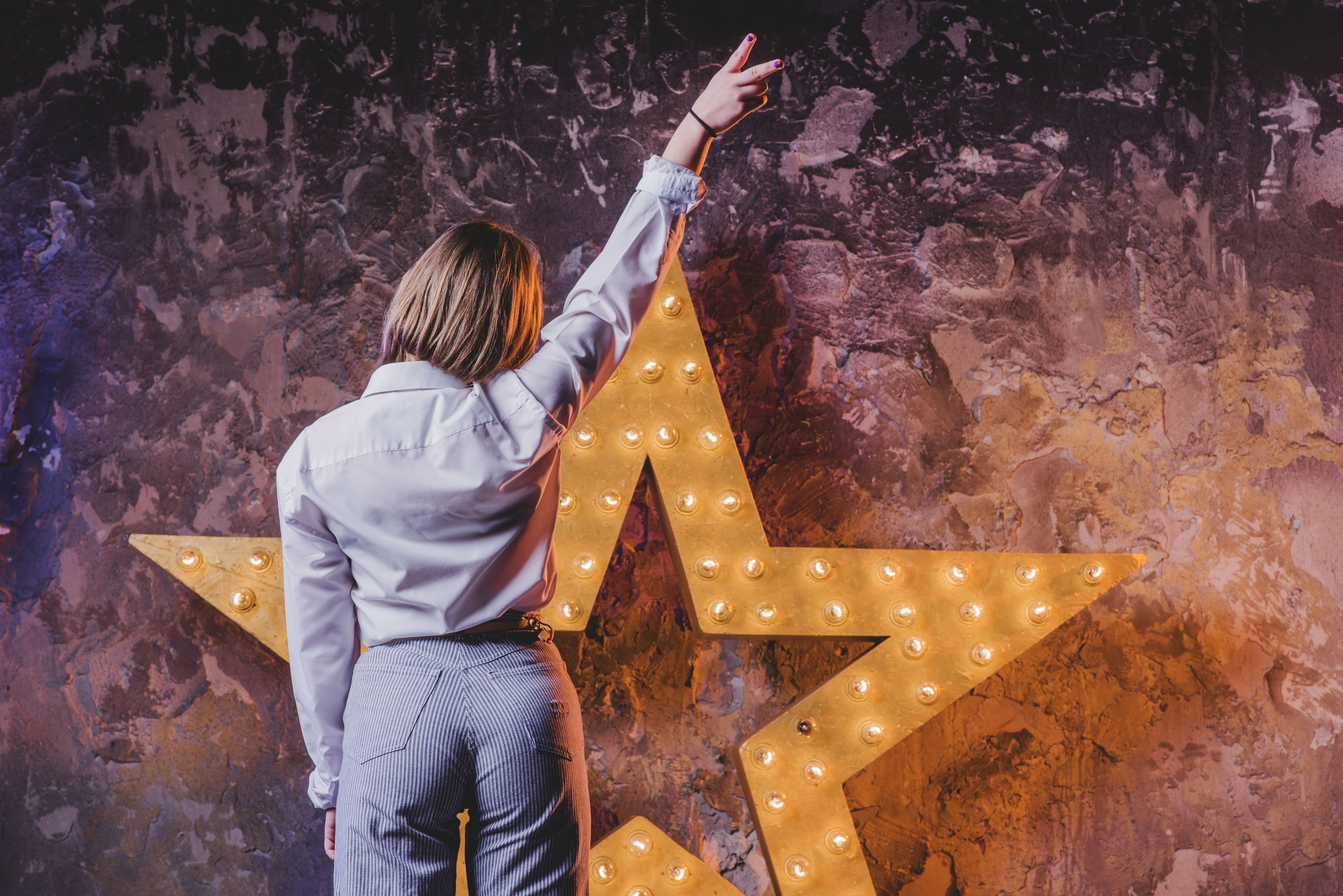 Γυναίκα ηθοποιός ποζάρει μπροστά σε αστέρι