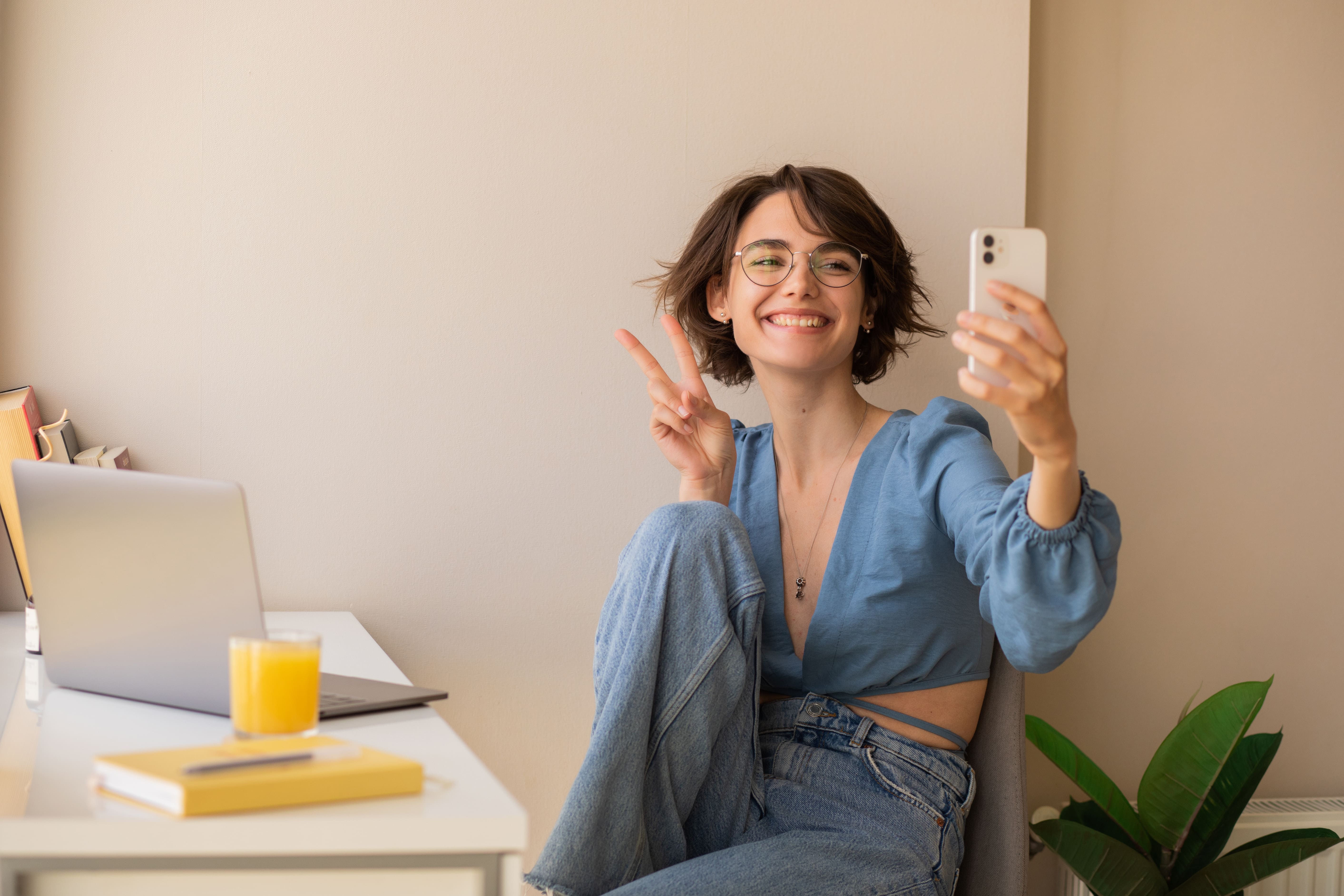 Γυναίκα ηθοποιός κάνει το σήμα της νίκης κατά τη διάρκεια βιντεοκλήσης