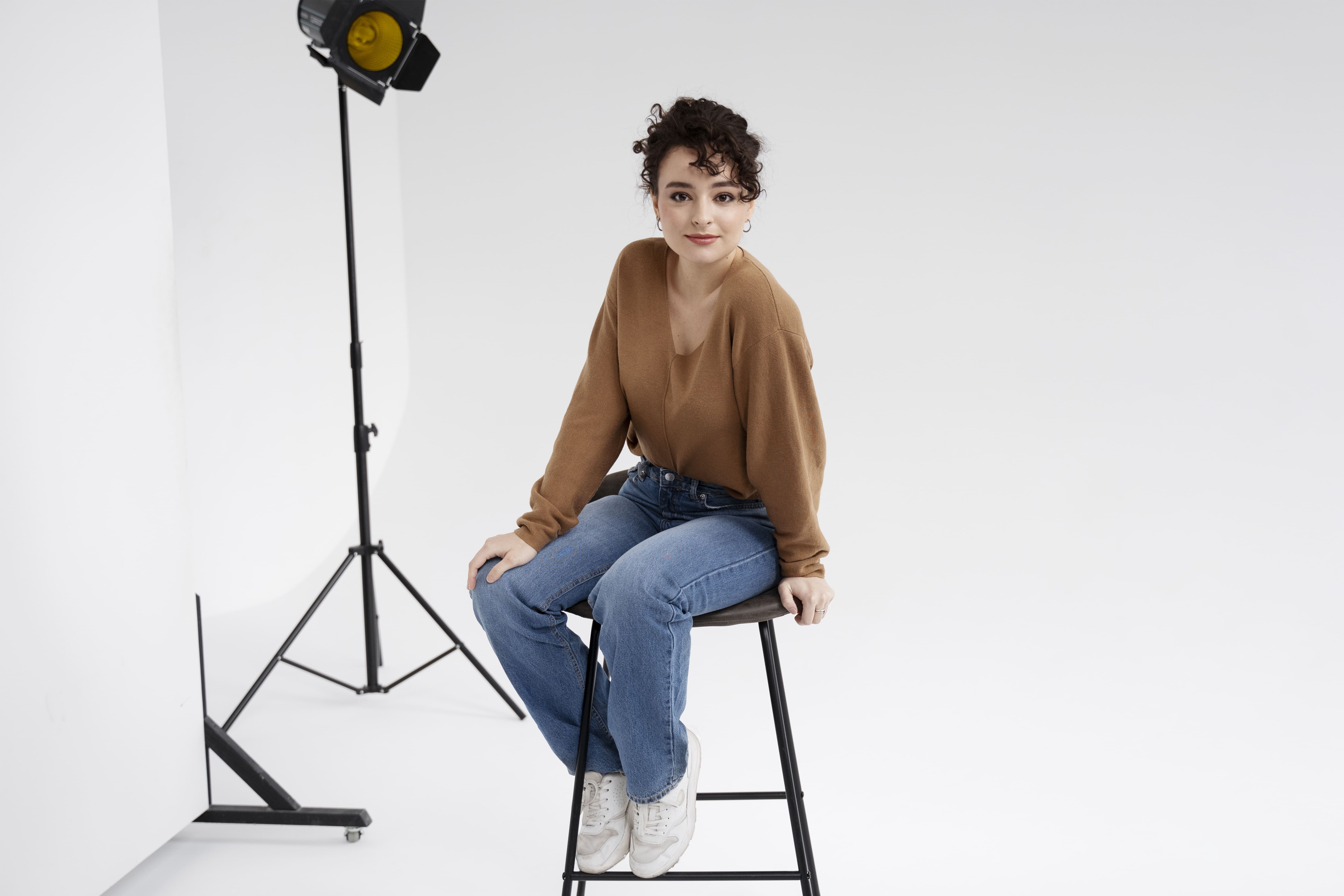 Ηθοποιός ποζάρει σε στούντιο φωτογραφίας