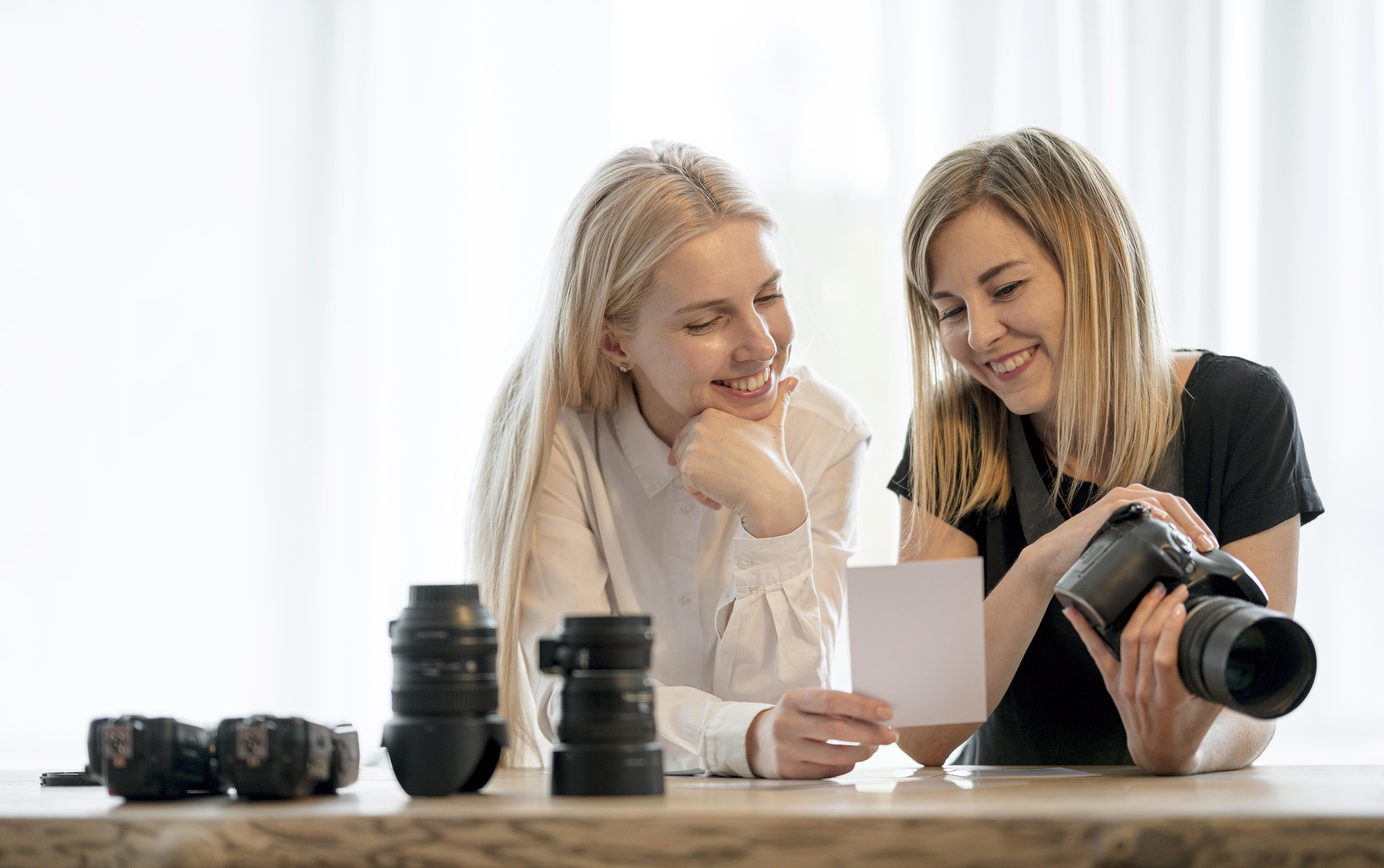 Ηθοποιός και φωτογράφος διαλέγουν μαζί φωτογραφίες