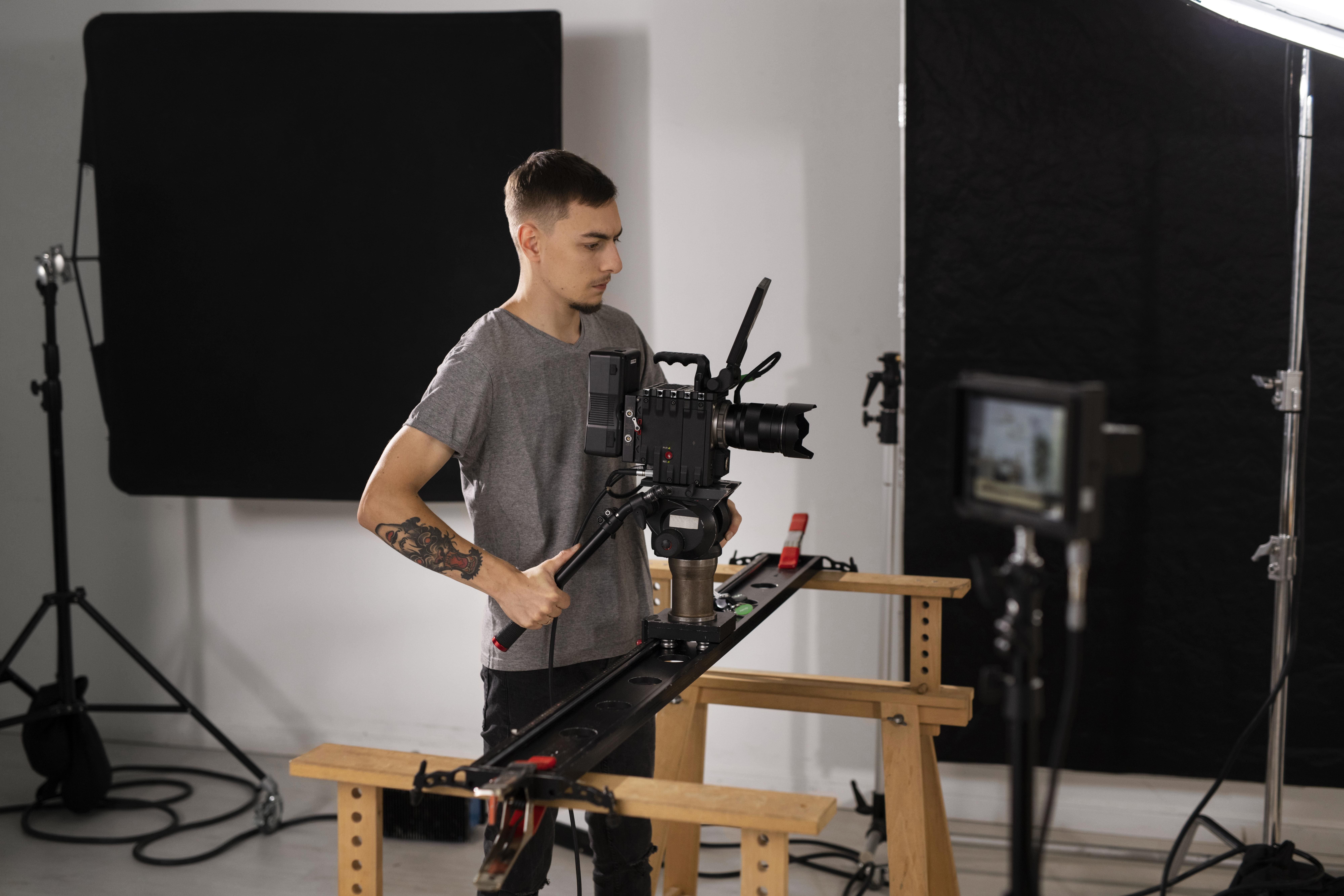 Οπερατέρ πραγματοποιεί λήψη με την κάμερά του σε σταθερό οριζόντιο άξονα