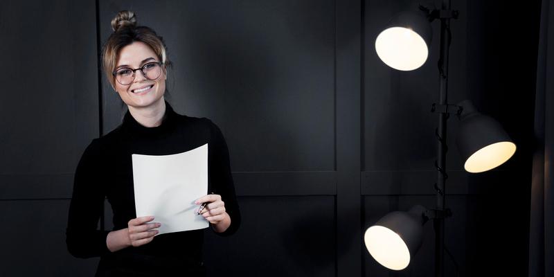 Χαρούμενη ηθοποιός που κρατάει το βιογραφικό της