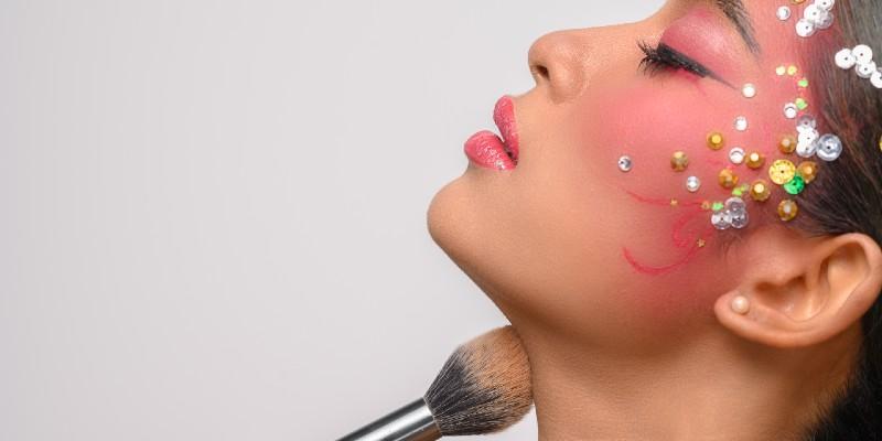 Βαμμένη ηθοποιός με πινέλο μακιγιάζ