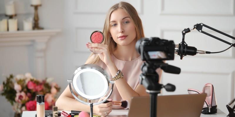 Content creator παρουσιάζει ένα make-up tutorial μπροστά σε κάμερα