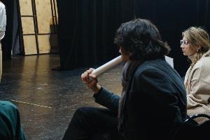 Ηθοποιοί συζητούν κατά τη διάρκεια μαθήματος υποκριτικής