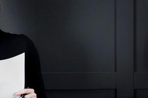 Χαρούμενη ηθοποιός που κρατάει το βιογραφικό της