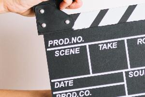 Εργαζόμενος σε κινηματογραφική παραγωγή κρατά κλακέτα
