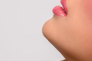 Βαμμένη ηθοποιός με πινέλο μακιγιάζ