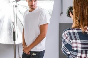 Ηθοποιός φωτογραφίζεται σε στούντιο