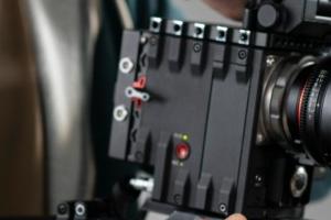 Οπερατέρ ελέγχει την κάμερά του