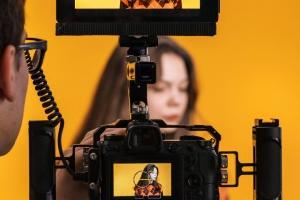 Ηθοποιός κατά τη διάρκεια λήψης με κινηματογραφική κάμερα